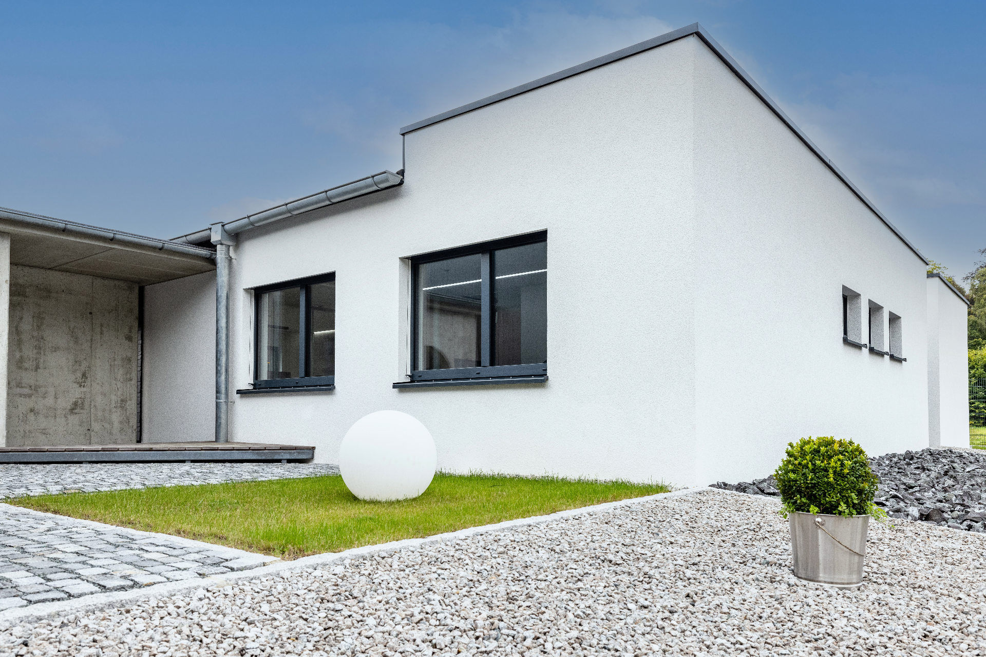 Antracit, modern homlokzat